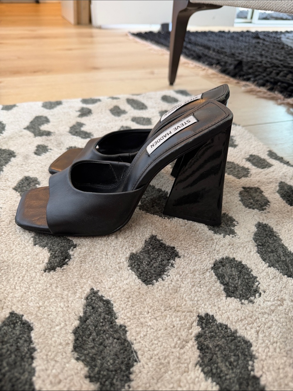 Steve Madden Twists Sandal Black Square-Toe Block Heel Mules with Wide Strap 7.5